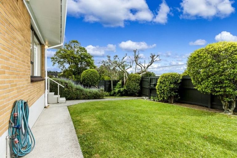 Photo of property in 1/18 Kauri Glen Road, Northcote, Auckland, 0627