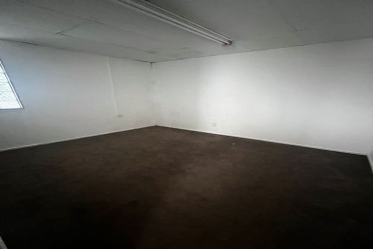 Photo of property in 9/80 Bruce Mclaren Road, Henderson, Auckland, 0612