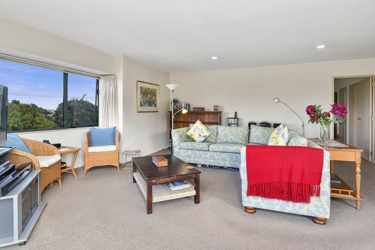 Photo of property in 35 Trotting Terrace, Fairview Heights, Auckland, 0632