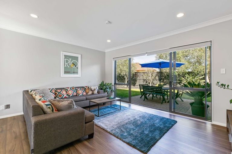 Photo of property in 56 Stranraer Crescent, Wattle Downs, Auckland, 2103