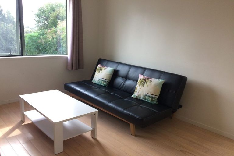 Photo of property in 2/5 Kilham Avenue, Northcote, Auckland, 0627