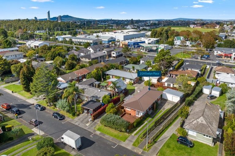 Photo of property in 2/24 Evelyn Place, Hillcrest, Auckland, 0627