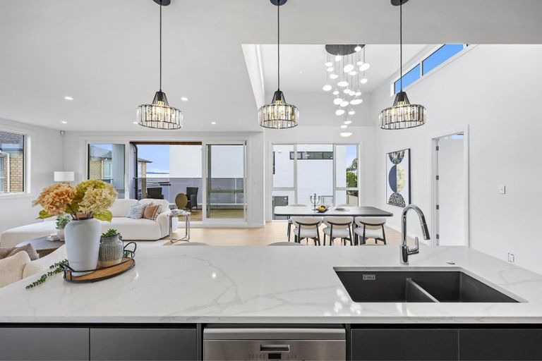 Photo of property in 40a The Esplanade, Eastern Beach, Auckland, 2012