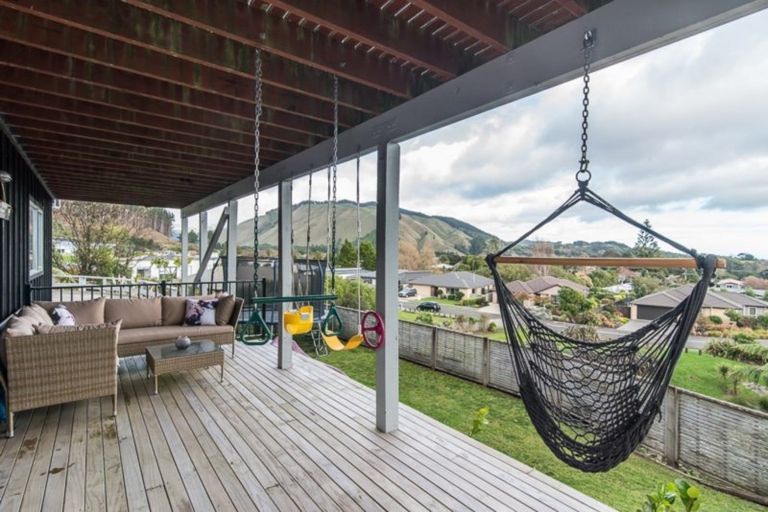 Photo of property in 62 Kakariki Grove, Waikanae, 5036