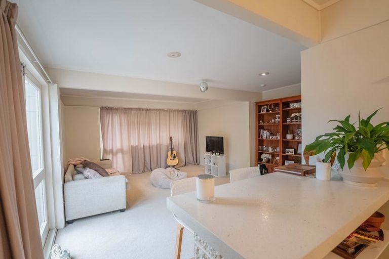 Photo of property in 1/18 Holdaway Avenue, Northcote, Auckland, 0627