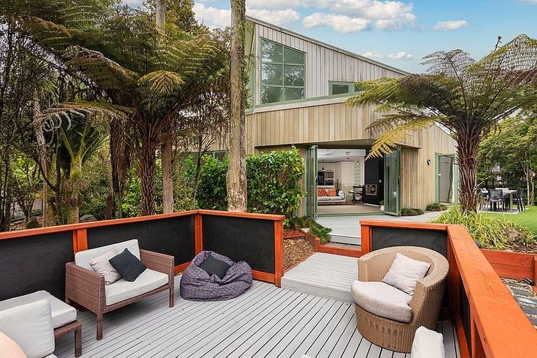 Photo of property in 11a Woodfern Crescent, Titirangi, Auckland, 0604