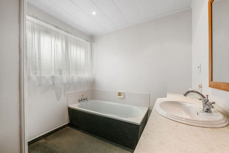 Photo of property in 28 Brightwater Crescent, Totara Park, Upper Hutt, 5018