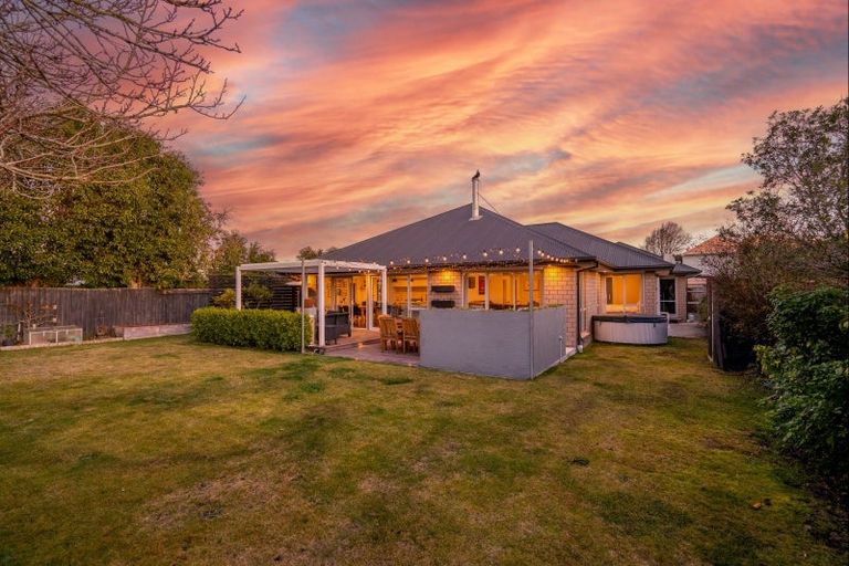 Photo of property in 16 Flaxgrove Place, Parklands, Christchurch, 8083