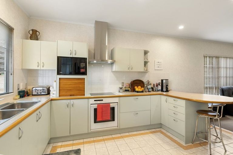 Photo of property in 8 Calman Place, Chatswood, Auckland, 0626