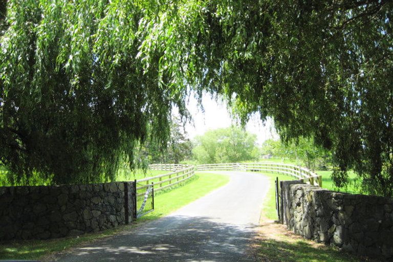 Photo of property in 90 Moontide Road, Kumeu, 0892