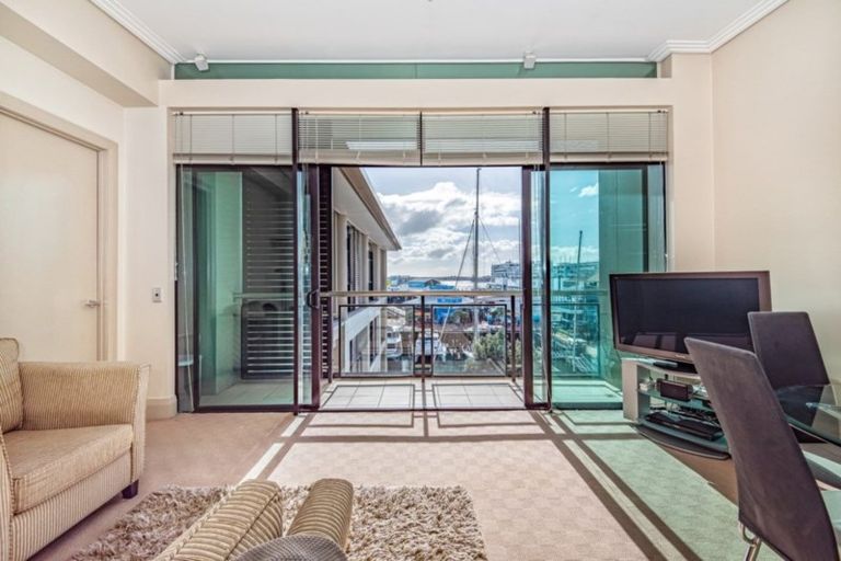 Photo of property in The Quays Apartments, 4m/99 Customs Street, Auckland Central, Auckland, 1010