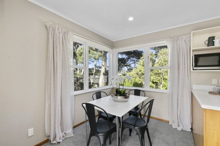 Photo of property in 6 Merritt Way, Newlands, Wellington, 6037