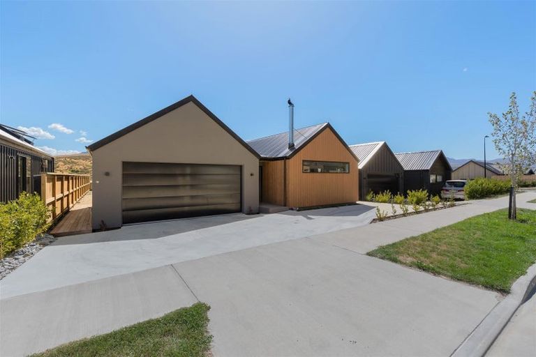 Photo of property in 20 Howden Drive, Jacks Point, 9371