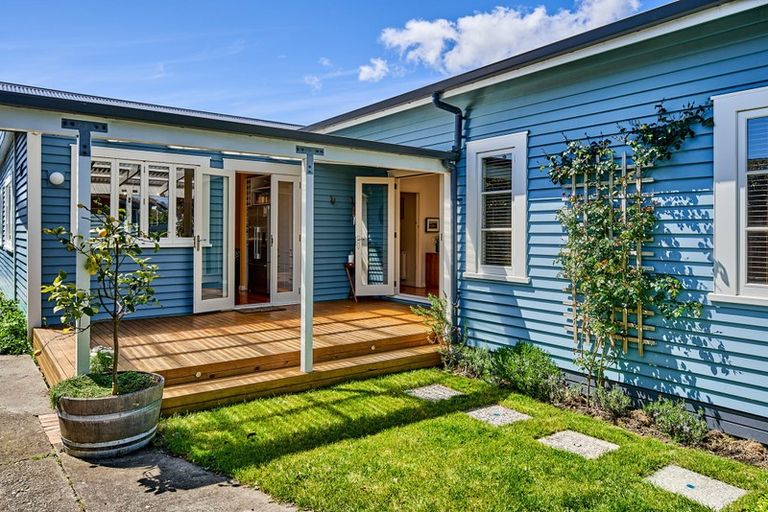 Photo of property in 2 Roxburgh Grove, Petone, Lower Hutt, 5012