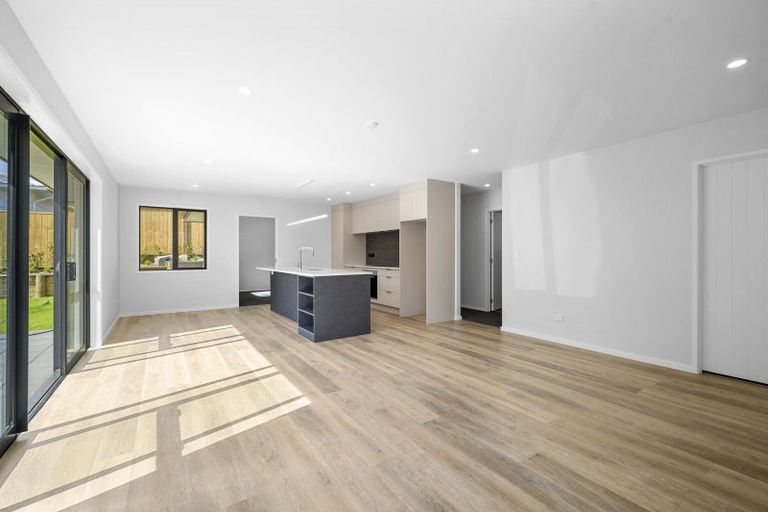 Photo of property in 10b Gradwell Place, Two Mile Bay, Taupo, 3330