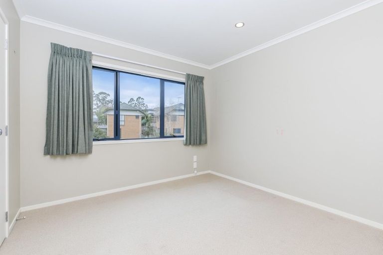 Photo of property in 13 Sonoma Crescent, Oteha, Auckland, 0632