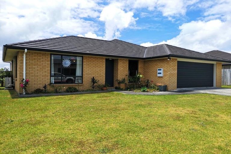 Photo of property in 13 Kamahi Place, One Tree Point, 0118