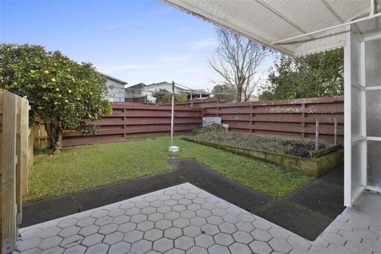 Photo of property in 1/33 Butterworth Drive, Glendene, Auckland, 0602