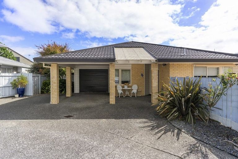 Photo of property in 1/20 Solana Court, Botany Downs, Auckland, 2010