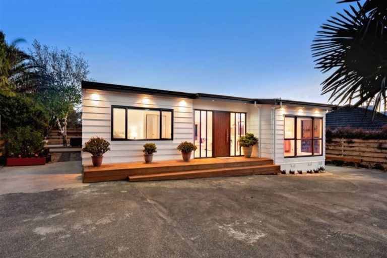 Photo of property in 2/23 Montgomery Avenue, Rothesay Bay, Auckland, 0630