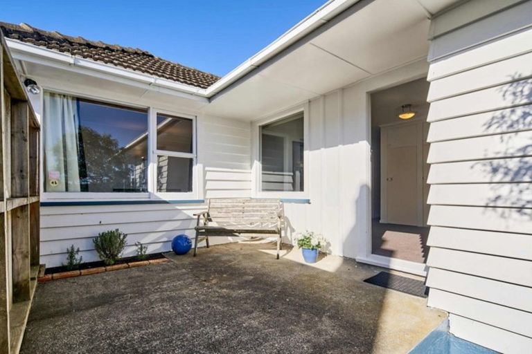 Photo of property in 6 Warrington Grove, Newlands, Wellington, 6037