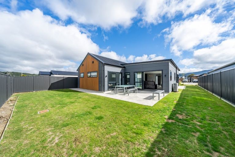 Photo of property in 15 Cynisca Crescent, Wallaceville, Upper Hutt, 5018