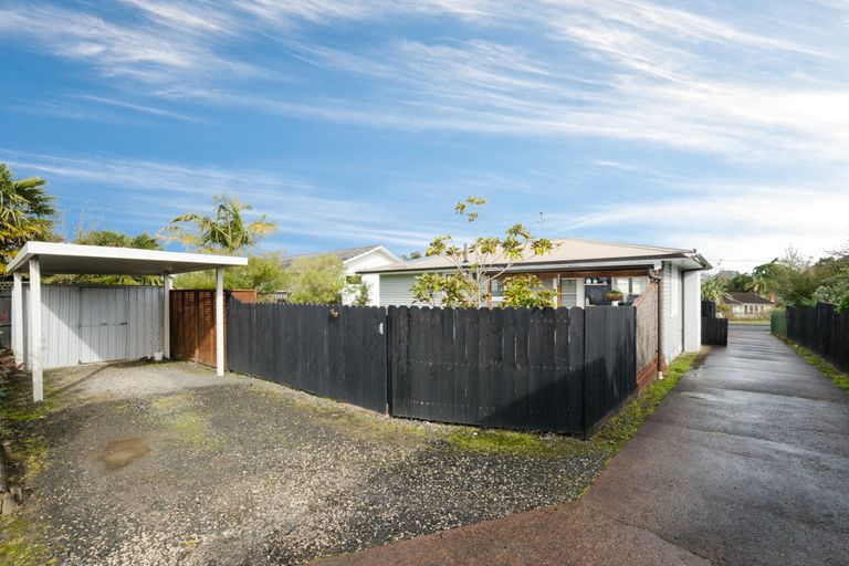 Photo of property in 2/27 Abbotleigh Avenue, Te Atatu Peninsula, Auckland, 0610