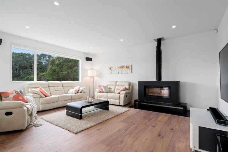 Photo of property in 15 Nola Road, Oratia, Auckland, 0604