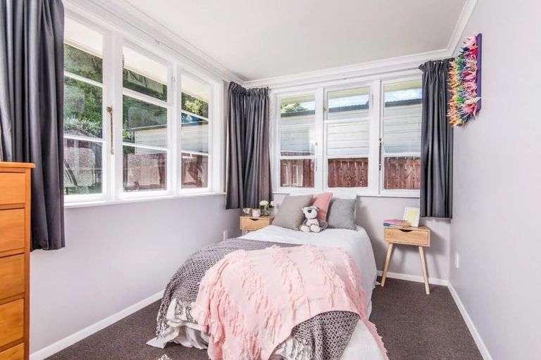 Photo of property in 37a Victory Crescent, Tawa, Wellington, 5028