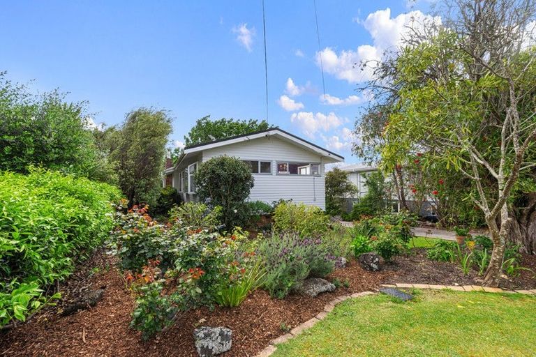 Photo of property in 98 Tiroroa Avenue, Te Atatu South, Auckland, 0610