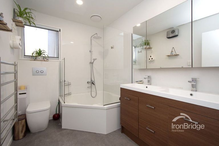 Photo of property in 10 Osmond Lane, Mount Pleasant, Christchurch, 8081