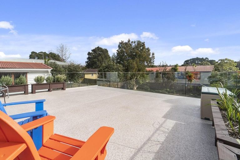 Photo of property in 132 Colwill Road, Massey, Auckland, 0614