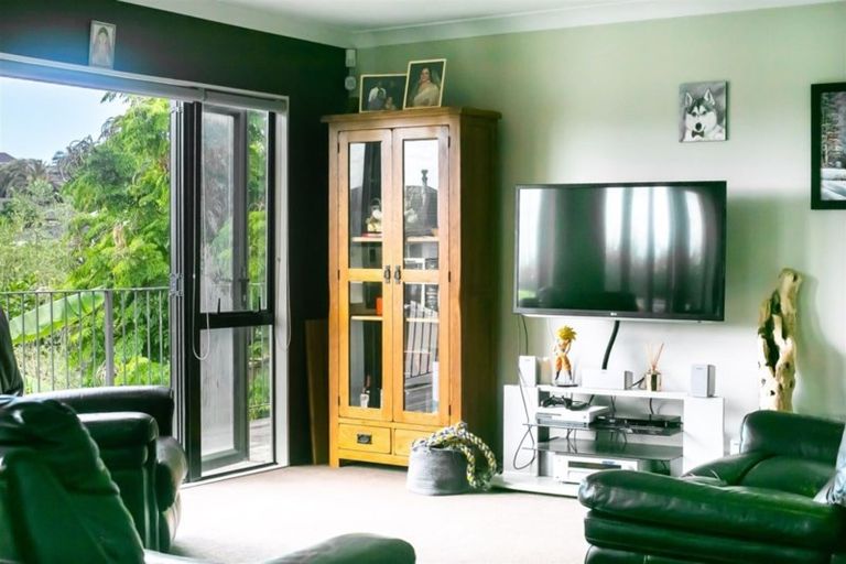 Photo of property in 1/5 Ribbonwood Crescent, Goodwood Heights, Auckland, 2105