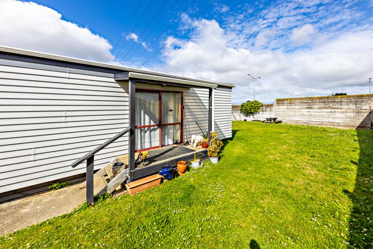 Photo of property in 2/21 Solveig Place, Randwick Park, Auckland, 2105