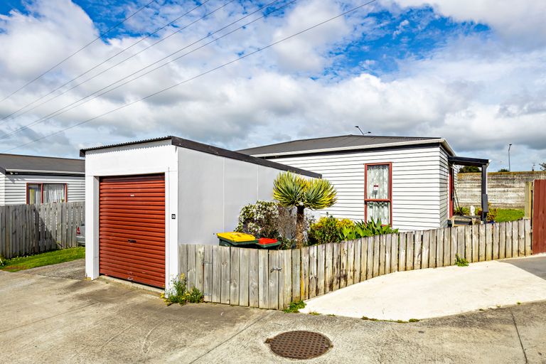 Photo of property in 2/21 Solveig Place, Randwick Park, Auckland, 2105