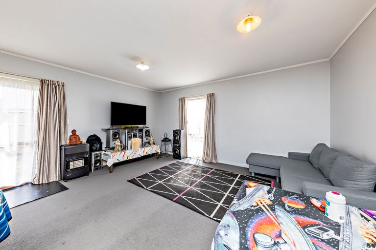 Photo of property in 2/21 Solveig Place, Randwick Park, Auckland, 2105