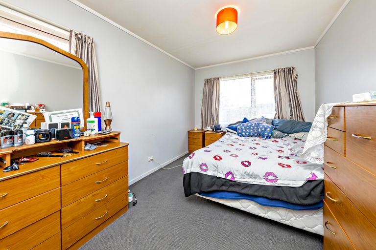 Photo of property in 2/21 Solveig Place, Randwick Park, Auckland, 2105