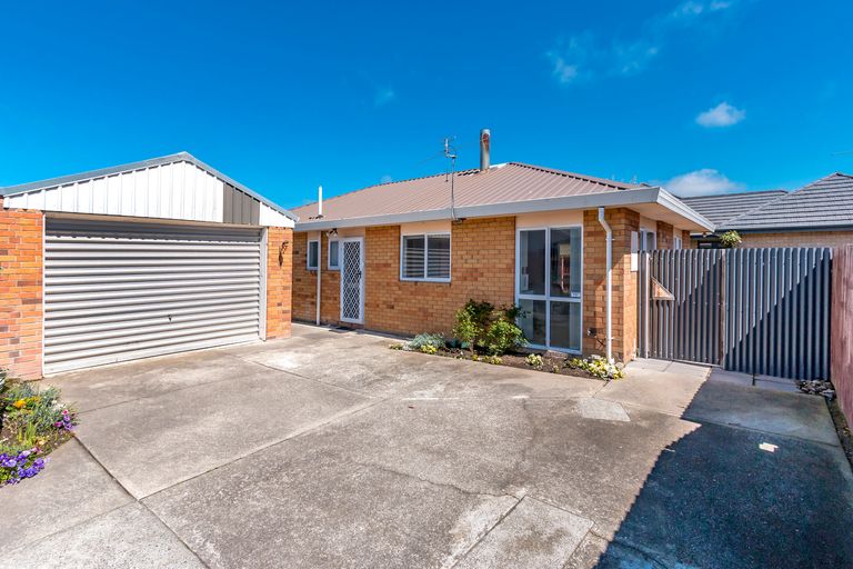 Photo of property in 2/139 Gilberthorpes Road, Hei Hei, Christchurch, 8042