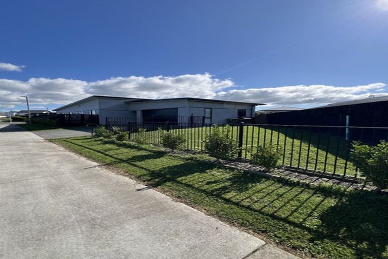 Photo of property in 121 Battalion Drive, Papakura, 2110