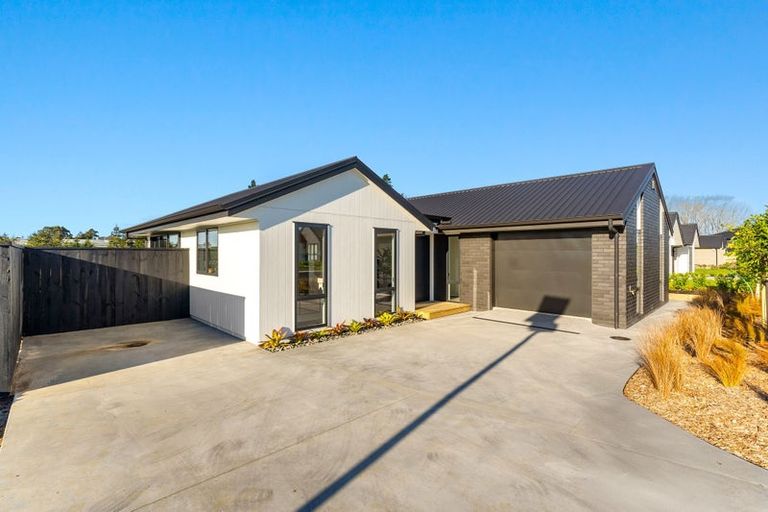 Photo of property in 74 Metoriti Crescent, Karaka, 2124