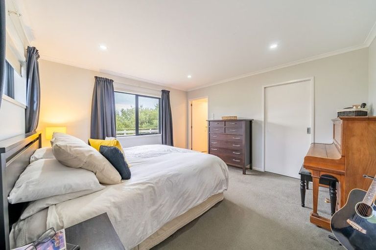 Photo of property in 5 Mckenzie Way, Timberlea, Upper Hutt, 5018