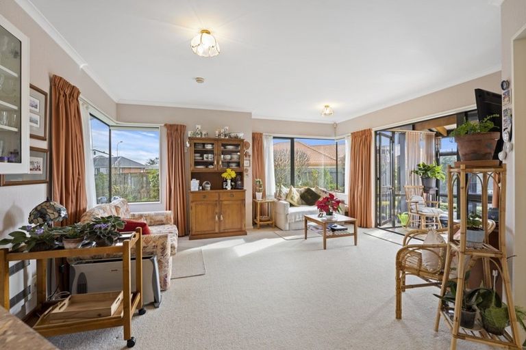 Photo of property in 17 Greenwood Place, Fitzherbert, Palmerston North, 4410