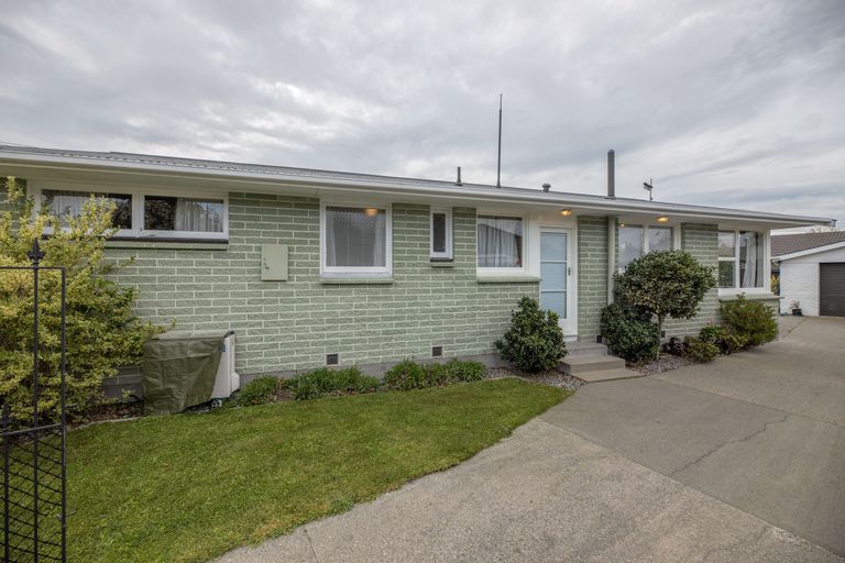 Photo of property in 45 Farquhars Road, Redwood, Christchurch, 8051