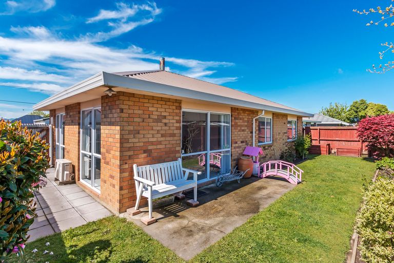 Photo of property in 2/139 Gilberthorpes Road, Hei Hei, Christchurch, 8042