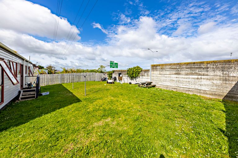 Photo of property in 2/21 Solveig Place, Randwick Park, Auckland, 2105