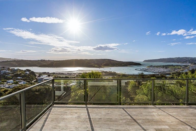 Photo of property in 22a Kahu Road, Paremata, Porirua, 5024