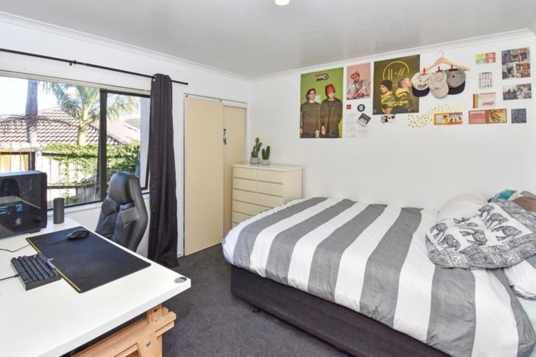 Photo of property in 22 Moyrus Crescent, East Tamaki Heights, Auckland, 2016