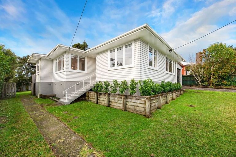 Photo of property in 7 Beazley Place, Glendene, Auckland, 0602