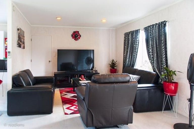 Photo of property in 14 Lanier Place, Glendene, Auckland, 0602