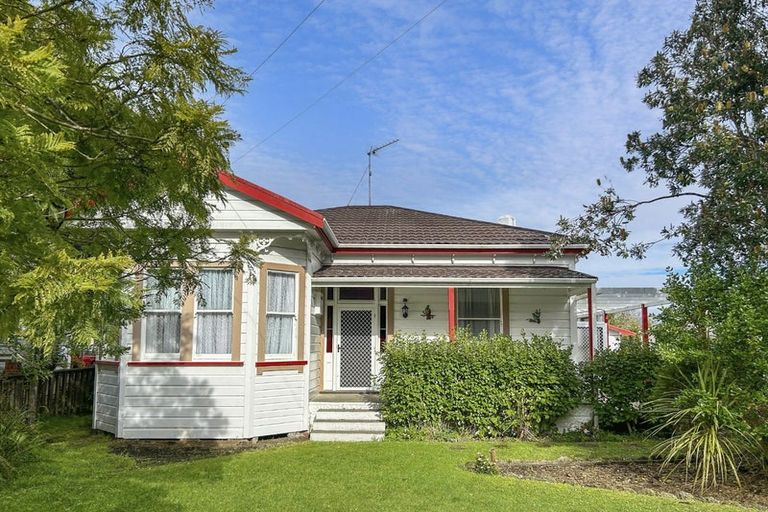 Photo of property in 21 Weraroa Road, Waverley, 4510